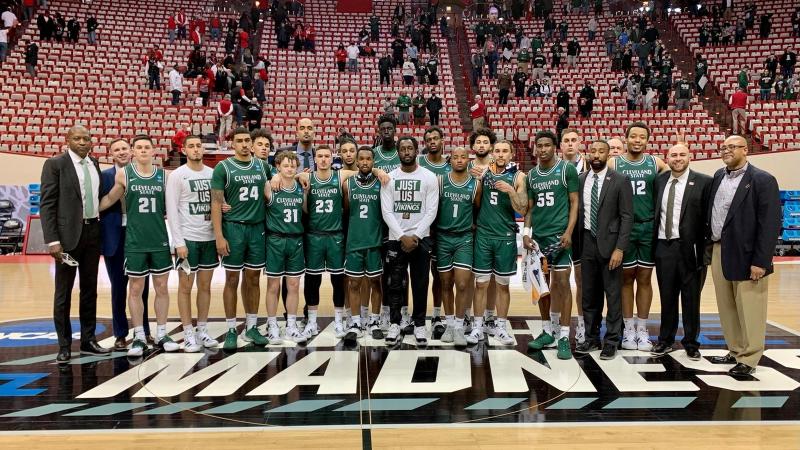 The Vikings at halfcourt after their loss to Houston in the first round of the 2021 NCAA tournament.