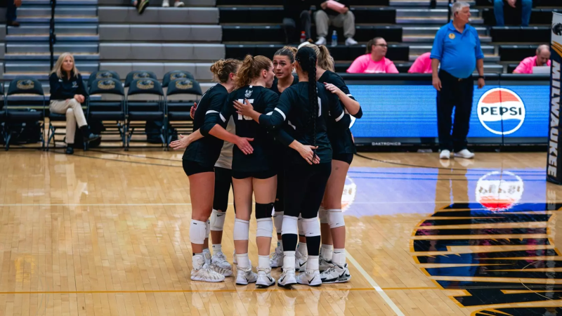 CSU volleyball players huddle during the match against Milwaukee on Oct. 9.