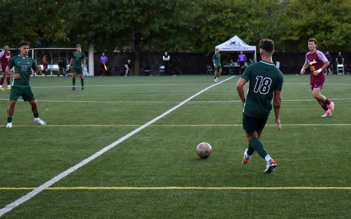 CSU's Daniel Tregansin (18) passes in men's soccer vs. Loyola.