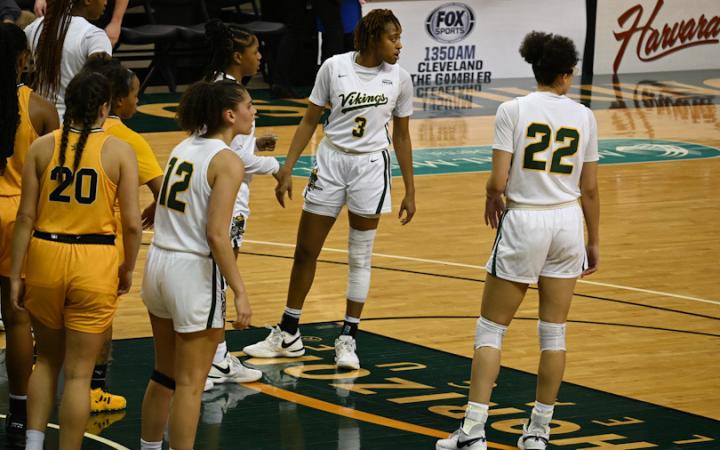 Cleveland State women's basketball during a break in play. (credit: Jack Barrett)