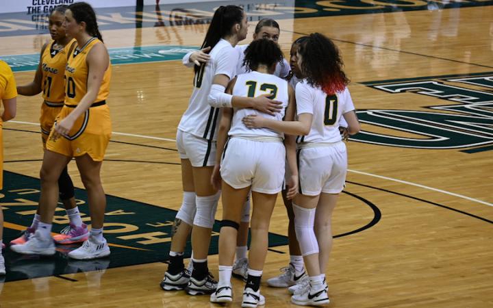 CSU women's basketball in a team huddle during a break in play. (credit: Jack Barrett)