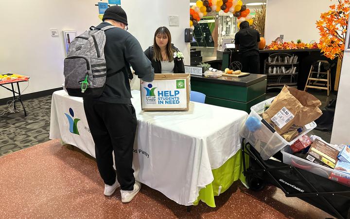 "Lift Up Vikes!" holds food drive during Vikesgiving.