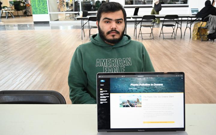 Alhameedi Alenezi showcases his interactive website on the history and solutions of the plastic that pollute our oceans. (credit: Alex Martinez)