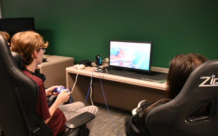 The Solo players of Super Smash Bros Ultimate take turns going against each other.  (credit: Alex Martinez)