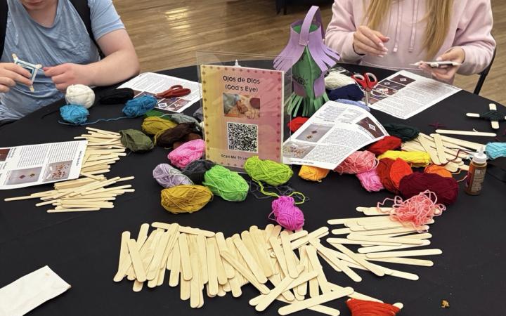 Students making a God’s Eye (Ojos De Dios) in the Student Center Atrium, Nov. 4, 2025. (credit: Anthony Reed)