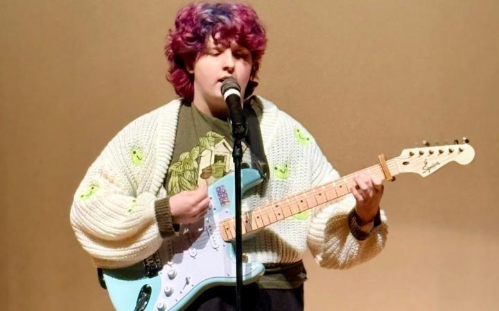 Saige Kovalik followed with multiple renditions of Gigi Perez songs, including “At the Beach In Every Life”  and “Please Be Rude.”  Kovalik’s vocals impressed the audience and their vibrant frog sweater along and colorful hair added a nice touch of color to the performance. (credit: Grace Salter)