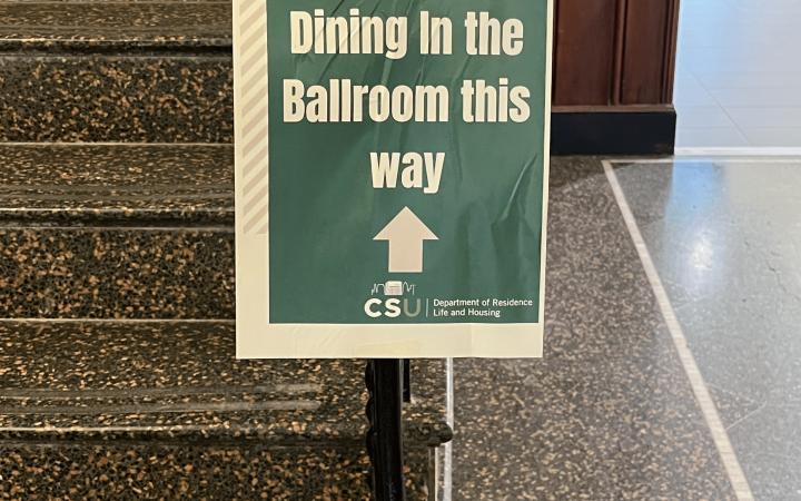 A sign located in Fenn Tower, directing students to the temporary dining buffet. 
