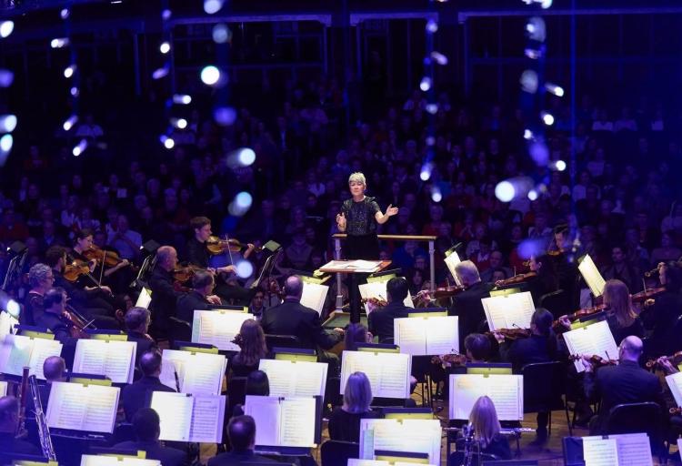 Lisa Wong conducting