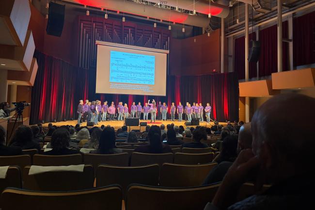 Jessica Gallagher-Steuver leading her choir in song, closing out the TEDx Cleveland State University event on October 23, 2026. (Credit: Aria Ruiz)
