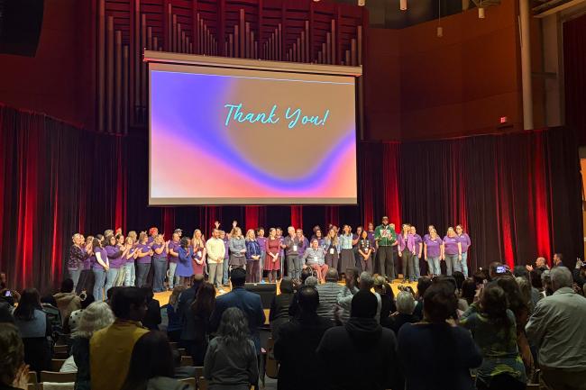 Eleanor Hayes, TEDx Cleveland State University’s emcee, welcomes all speakers, including Windsong’s choir, on stage to close the event with gratitude on October 23, 2026. (Credit: Aria Ruiz)