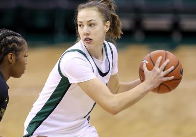  Barbara Zieniewska reads the defense during a game in the 2020-2021 season.