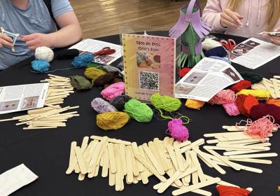 Students making a God’s Eye (Ojos De Dios) in the Student Center Atrium, Nov. 4, 2025. (credit: Anthony Reed)