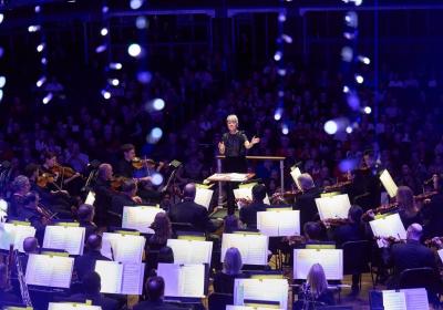 Lisa Wong conducting